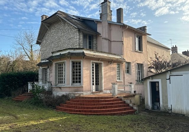 Réf 2323   SAINT AMAND  EN PUISAYE