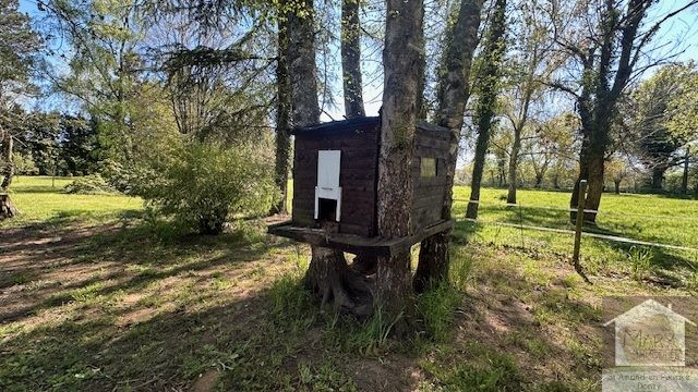 Réf 2335  SAINT AMAND EN PUISAYE