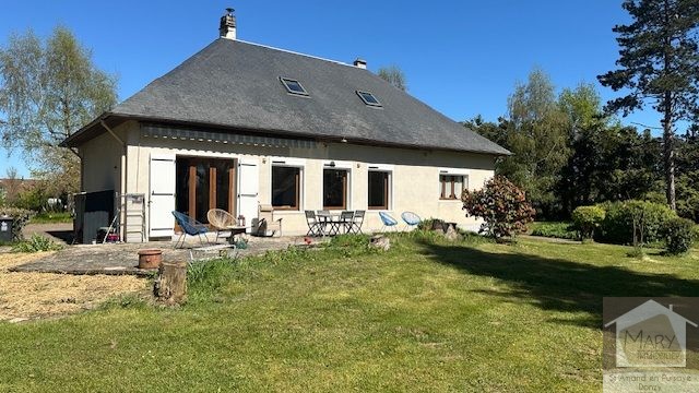 Réf 2335  SAINT AMAND EN PUISAYE