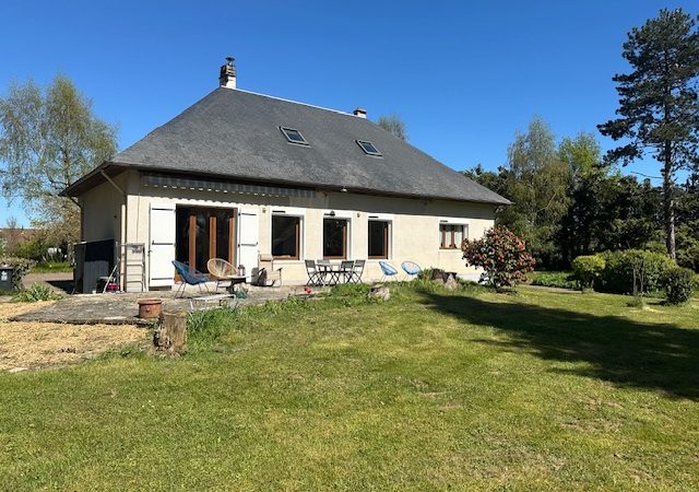 Réf 2335  SAINT AMAND EN PUISAYE