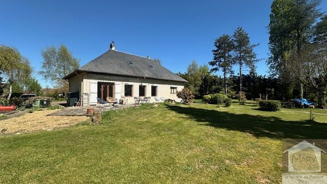 Réf 2335  SAINT AMAND EN PUISAYE