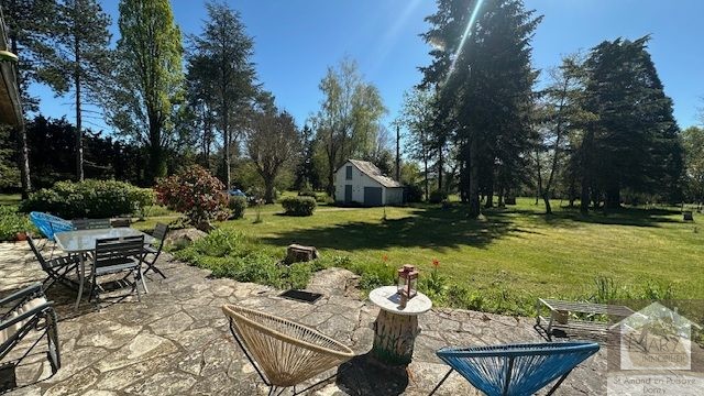 Réf 2335  SAINT AMAND EN PUISAYE