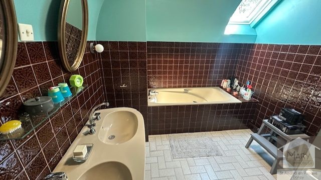 Réf 2335  SAINT AMAND EN PUISAYE