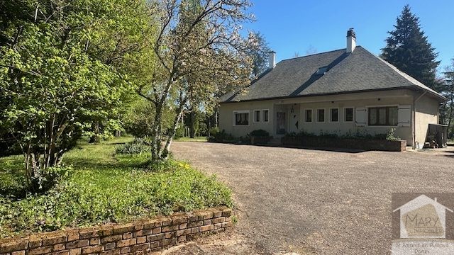 Réf 2335  SAINT AMAND EN PUISAYE