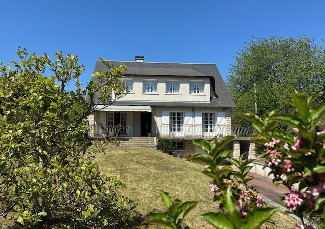 Réf 2340 SAINT AMAND EN PUISAYE
